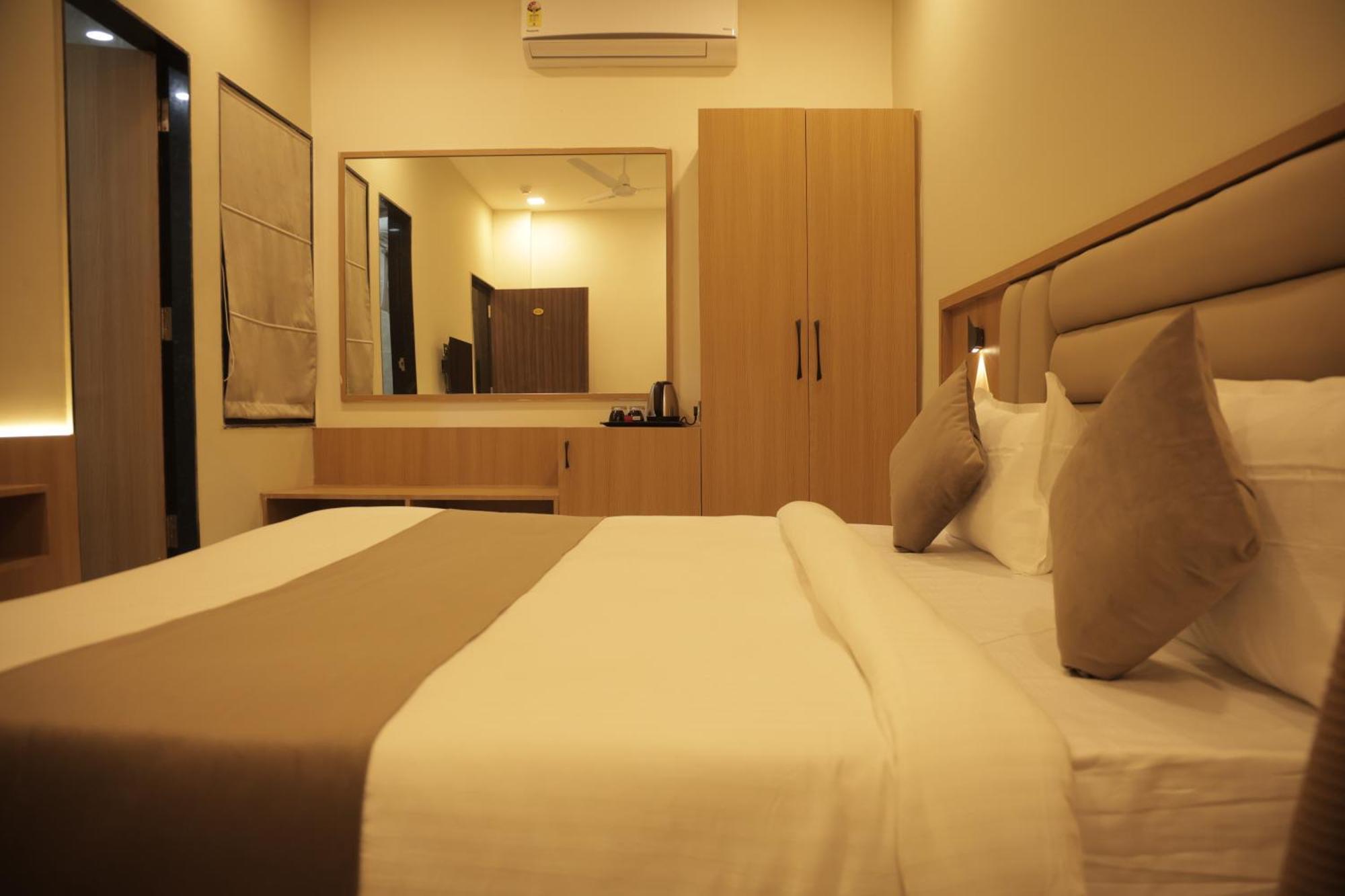 Hotel The Rainbow Inn Udaipur Bagian luar foto