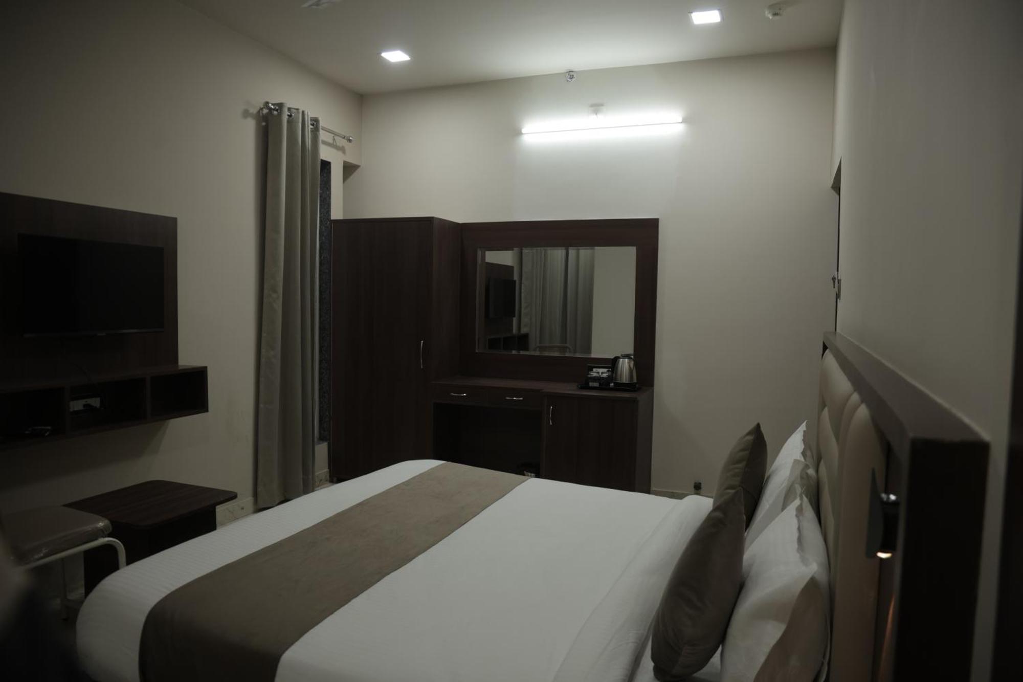 Hotel The Rainbow Inn Udaipur Bagian luar foto