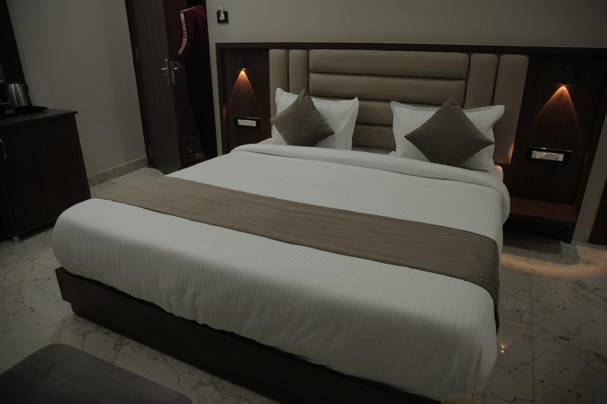 Hotel The Rainbow Inn Udaipur Bagian luar foto