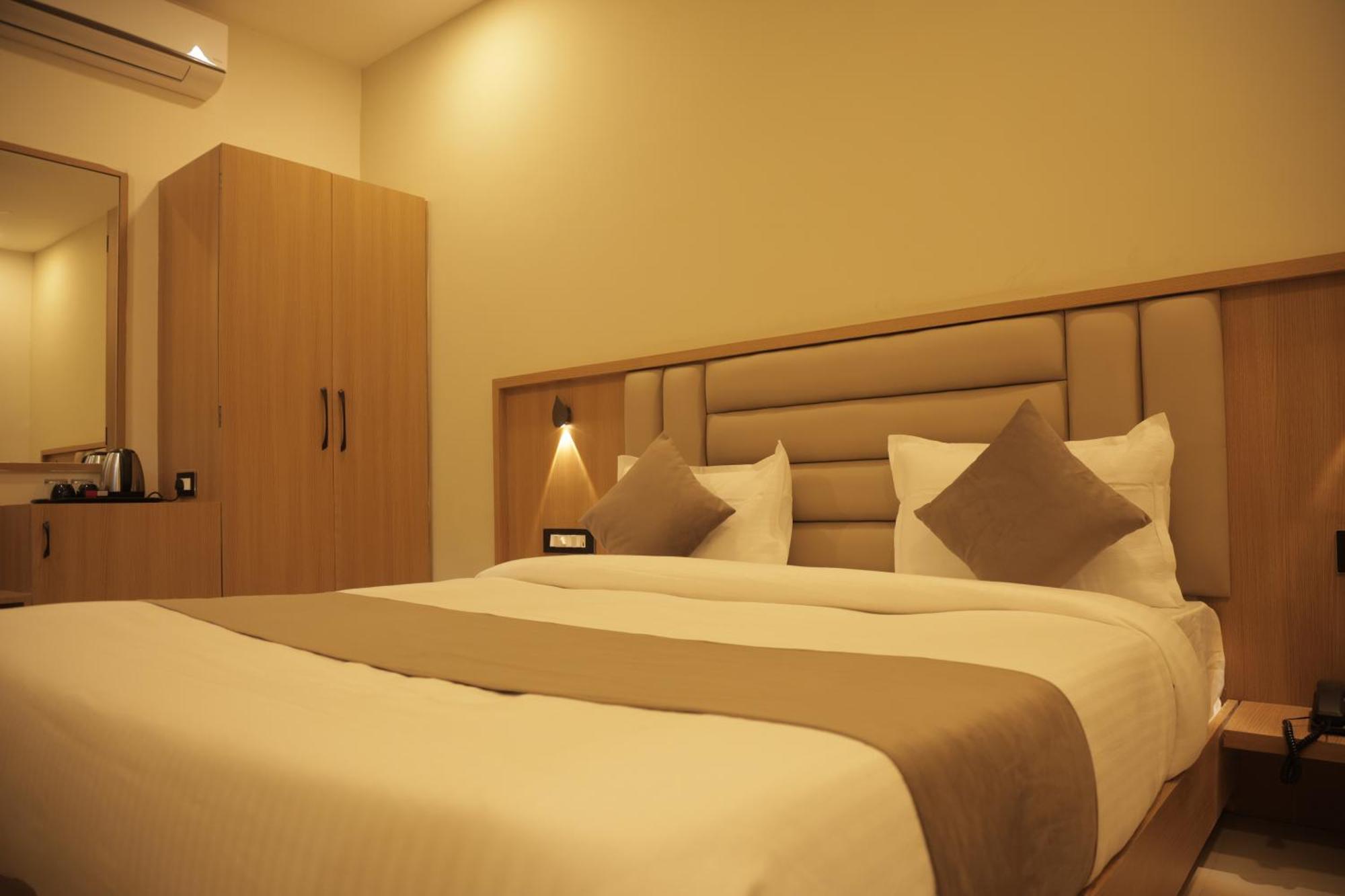 Hotel The Rainbow Inn Udaipur Bagian luar foto