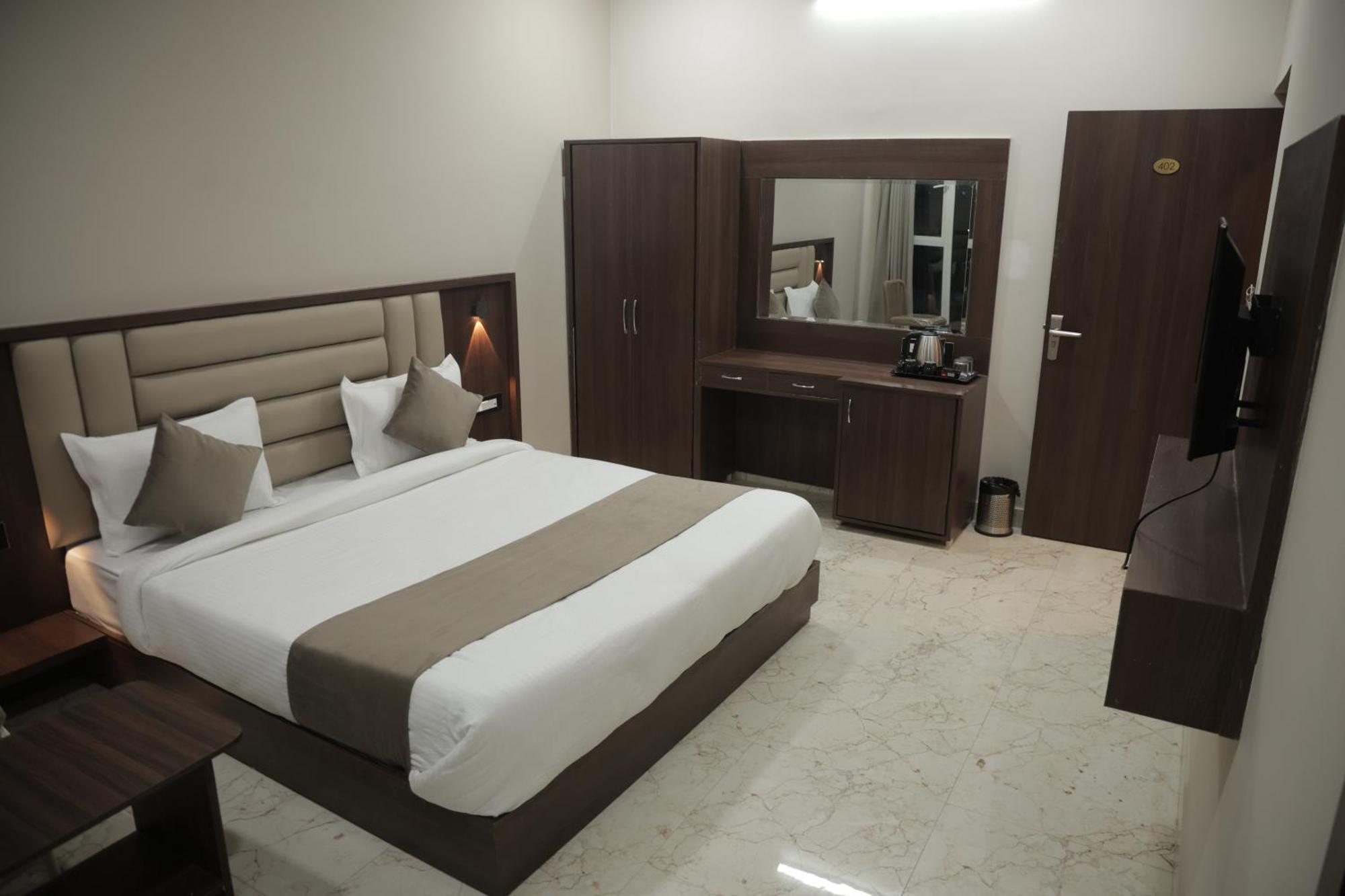 Hotel The Rainbow Inn Udaipur Bagian luar foto