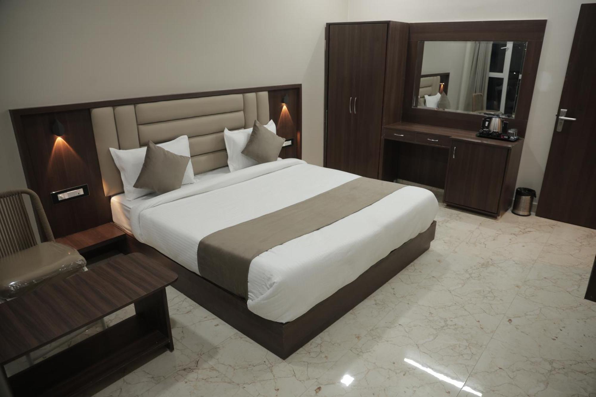 Hotel The Rainbow Inn Udaipur Bagian luar foto