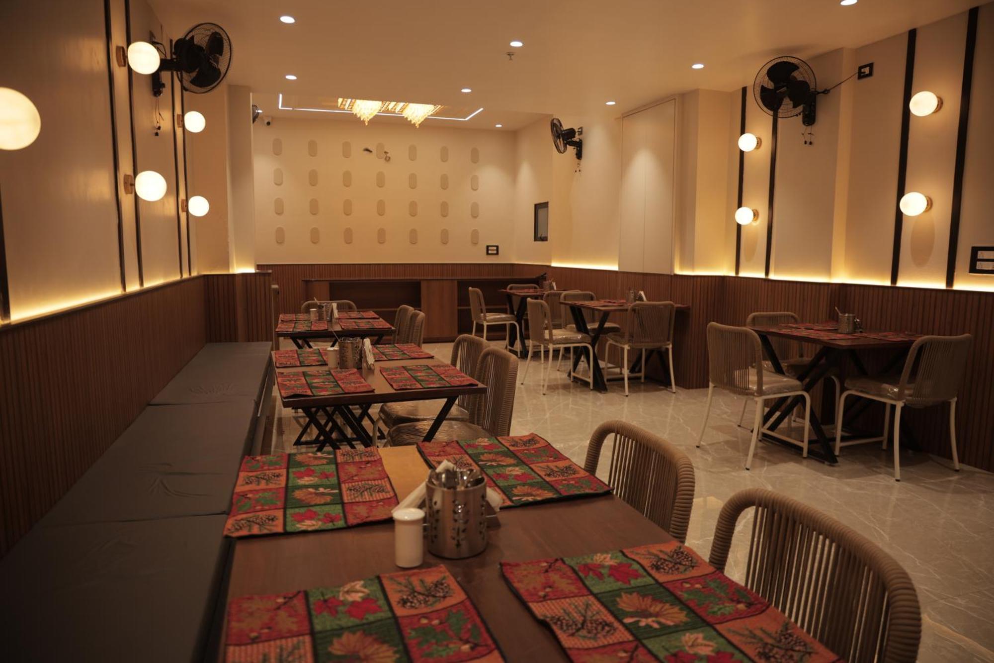 Hotel The Rainbow Inn Udaipur Bagian luar foto